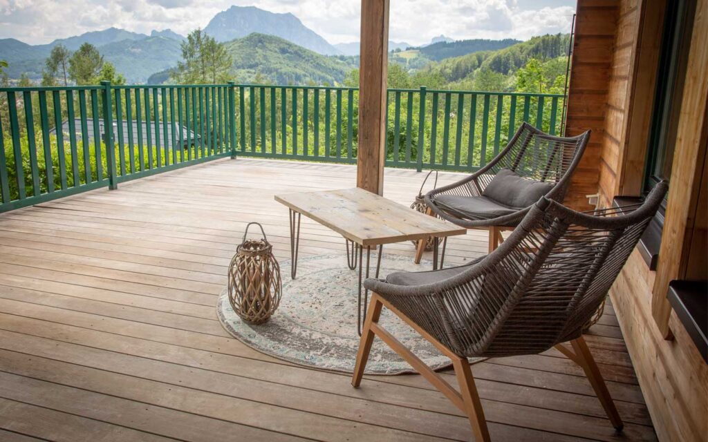 Aufnahme Terrasse mit Ausblick: Naturbelassener INDELO Wohnzimmertisch aus Altholz mit Hairpin-Tischgestell