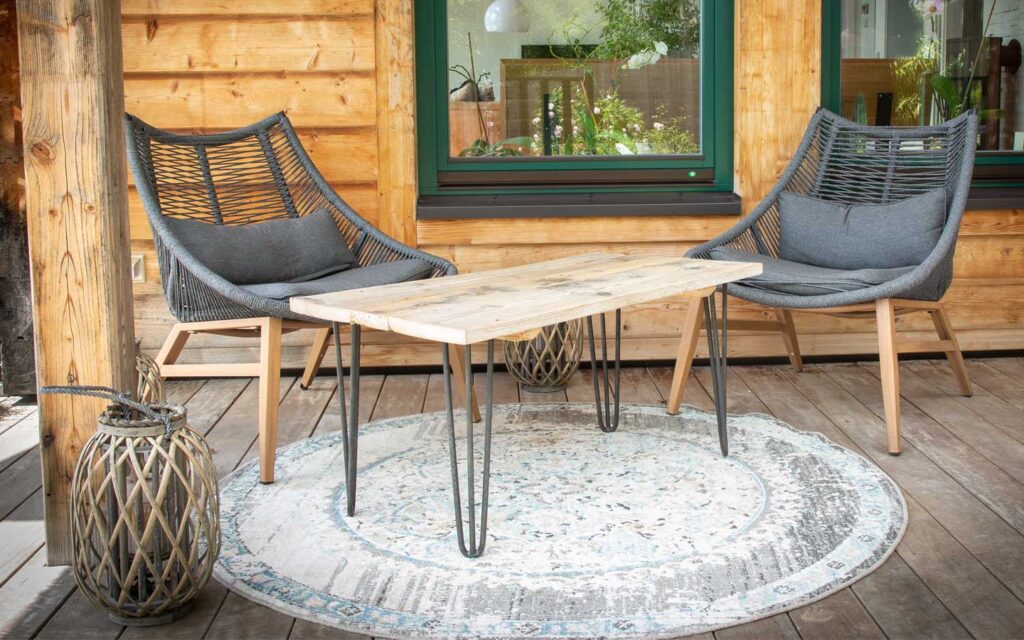 Aufnahme Terrasse: Naturbelassener Wohnzimmertisch aus Altholz mit Hairpin-Tischgestell