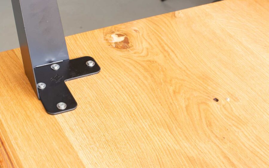 Detailfoto Tischbein und Tischplatte