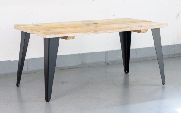Naturbelassener Wohnzimmertisch aus Altholz mit Angular-Tischbeine